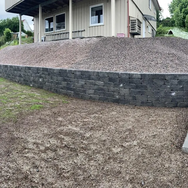 Grå mur utenfor hus