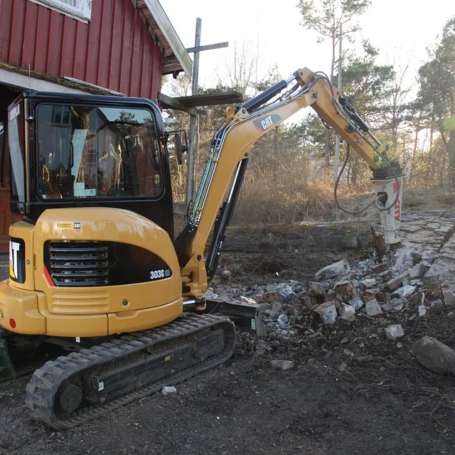 Gravemaskin borer i berg