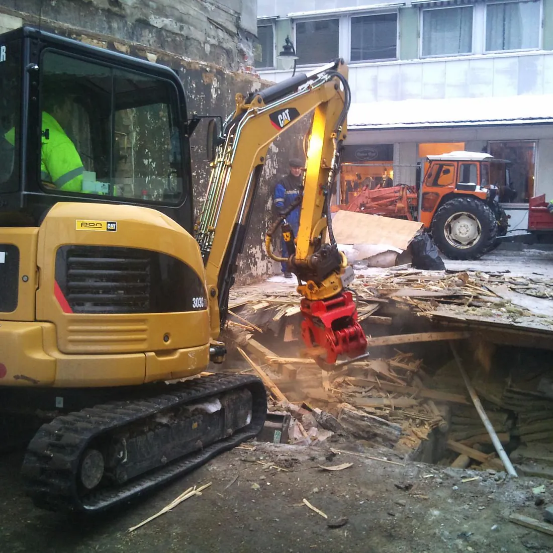 Liten gravemaskin i rivearveid